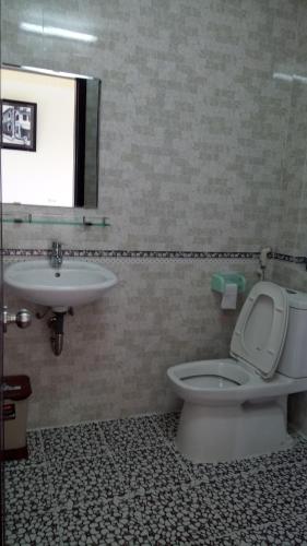 La salle de bains est pourvue de toilettes et d'un lavabo. dans l'établissement Cam Nam Homestay, à Hội An