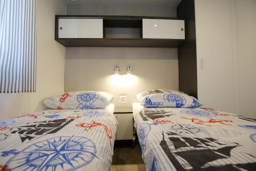 Un pat sau paturi într-o cameră la Oaza Mira Camping