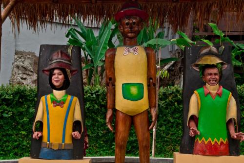 a statue of three men standing next to each other at Puri Sakanti Nature Family Resort in Ciwidey