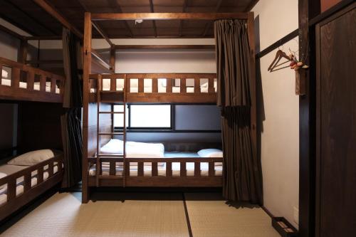 
A bunk bed or bunk beds in a room at Kanazawa Guest House East Mountain
