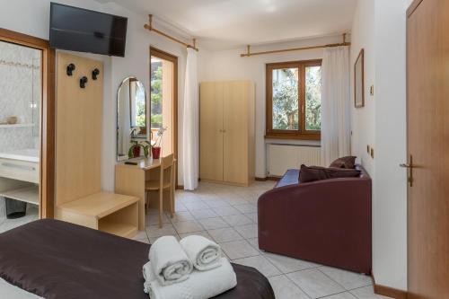 ein Hotelzimmer mit einem Bett und einem Bad in der Unterkunft B&B Casa Benamati by Kelly in Malcesine