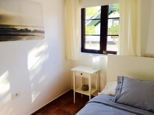 プエルト・カレロにあるCasa Puerto Azulのベッドルーム(ベッド1台、窓付)
