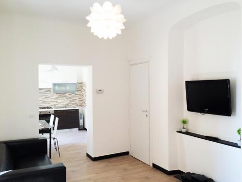 ein Wohnzimmer mit einem Flachbild-TV an der Wand in der Unterkunft Miramare Apartment Genova in Genua