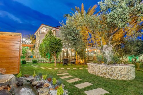 Taman di luar Cunda Özerbey Konağı