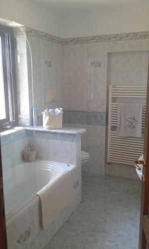 アルベンガにあるVilla Angelaの白いバスルーム(バスタブ、トイレ付)
