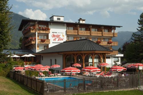 Kolam renang di atau dekat dengan Chalet-Hôtel Neige et Roc, The Originals Relais