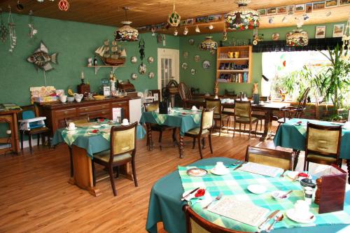 Greenlawns tesisinde bir restoran veya yemek mekanı