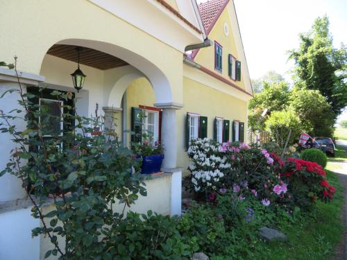 ein Haus mit Blumen auf der Seite in der Unterkunft Maglanderhof in Unterlamm