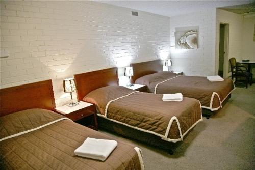 City Park Hotel tesisinde bir odada yatak veya yataklar