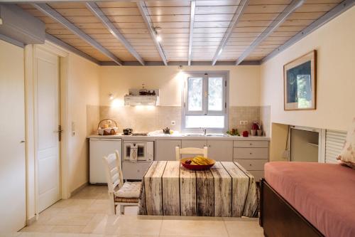 eine Küche mit einem Tisch im Zimmer in der Unterkunft Margouno Eco Cottage in Engares