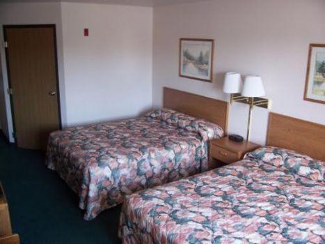 una habitación de hotel con dos camas en una habitación en Budget Host Inn & Suites North Branch, en North Branch