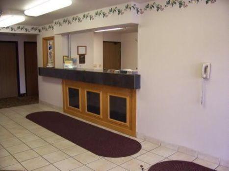 um quarto vazio com um balcão num hospital em Budget Host Inn & Suites North Branch em North Branch