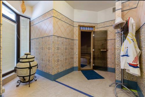 ストレルナにあるUnique Apartment with Russian Saunaのバスルーム(シャワー付)1室、