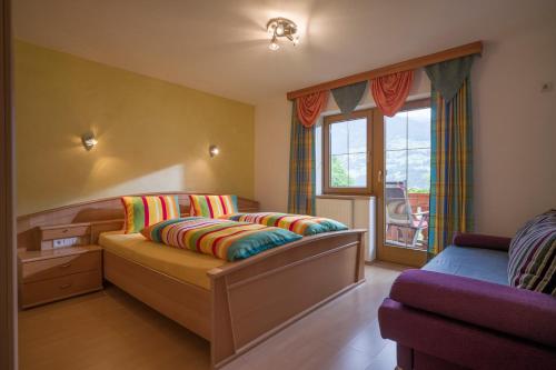 1 Schlafzimmer mit 2 Betten und einem Fenster in der Unterkunft Ferienwohnungen Familie Rieder in Kaltenbach