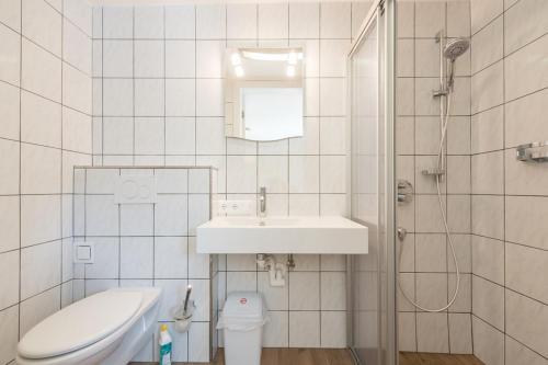 ein Badezimmer mit Waschbecken, Toilette und Dusche in der Unterkunft Haus Kissel in Saalbach-Hinterglemm