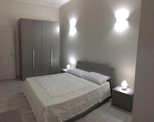 アヴォラにあるCasa Giuliのベッドルーム1室(ベッド1台、壁に照明2つ付)