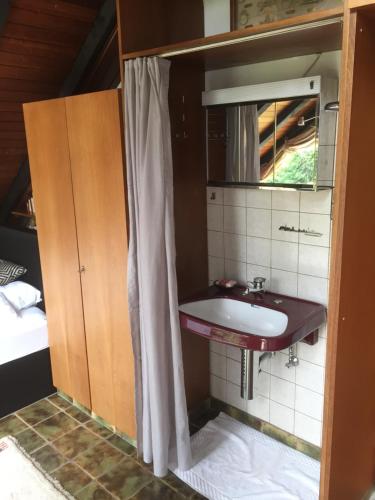 Düsseldorfer Privatzimmer tesisinde bir banyo