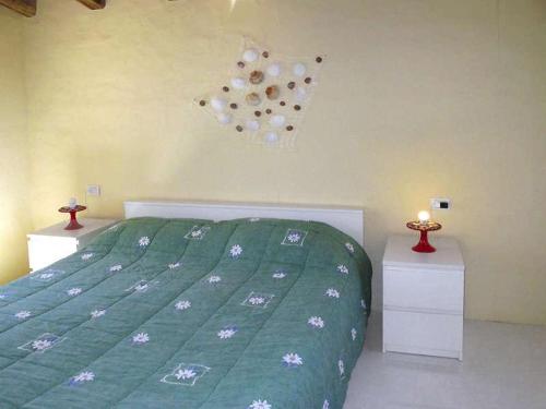 1 dormitorio con 1 cama verde y 2 mesitas de noche en Stazzo "Surrau in Costa Smeralda", en Arzachena