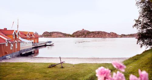 a view of a river with houses and a boat at Hotel Wassilioff - Unike Hoteller in Stavern