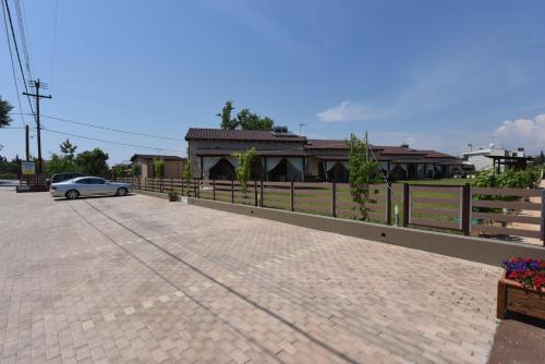 El edificio en el que está la casa vacacional