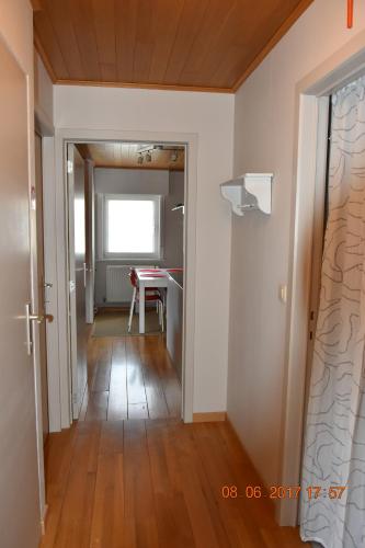 a hallway with a table and a table at Damon II in Poelkapelle