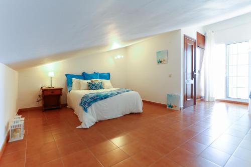 um quarto com uma cama e piso em azulejo em La Marina, casa en playa San Pol de Mar, Barcelona em Sant Pol de Mar