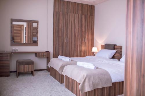 1 dormitorio con 1 cama grande y espejo en Hotel Semitronix, en Peje