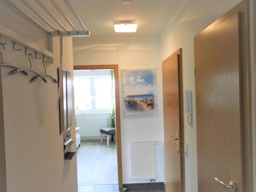 um corredor com uma porta que leva a um quarto em Ferienwohnung Krabbentaucher 2 em Neßmersiel