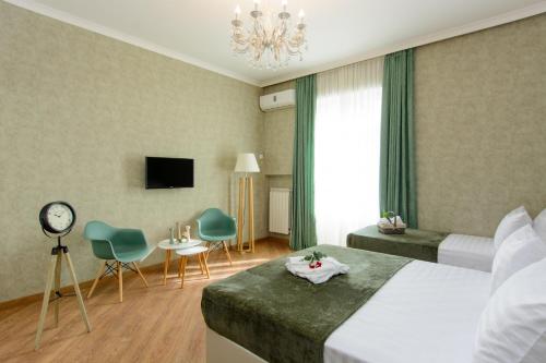 Dat Exx Apartments on Marjanishvili في تبليسي: غرفة فندقية بسرير وطاولة وكراسي