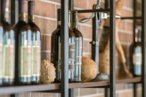 un montón de botellas de vino en un estante en Hotel Semitronix, en Peje