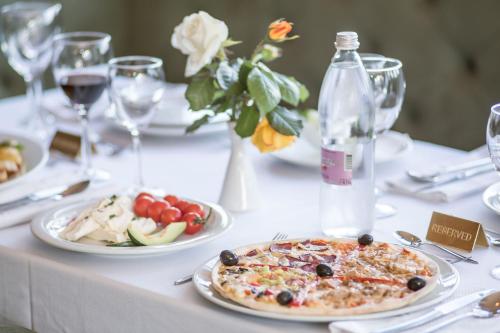 Comida en o cerca de este hotel
