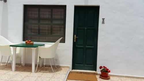 オルソラにあるApartamentos Los Vientos (Apto 3)の緑のドア