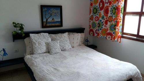 オルソラにあるApartamentos Los Vientos (Apto 3)のベッドルーム1室(白いシーツと枕のベッド1台付)
