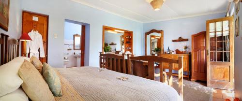Una cama o camas en una habitación de Skeiding Guest Farm