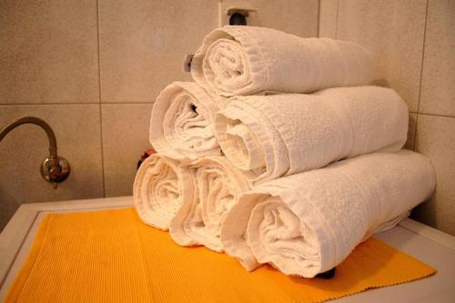 una pila de toallas encima de una bañera en Villa Violić, en Zaton