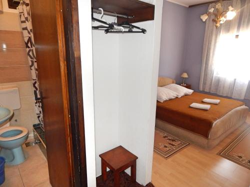 ein kleines Schlafzimmer mit einem Bett und einem WC in der Unterkunft Rooms Camp Marina in Lozovac