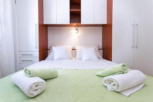 バシュカ・ヴォダにあるHoliday Home Chill Zoneのベッドルーム1室(大型ベッド1台、タオル付)