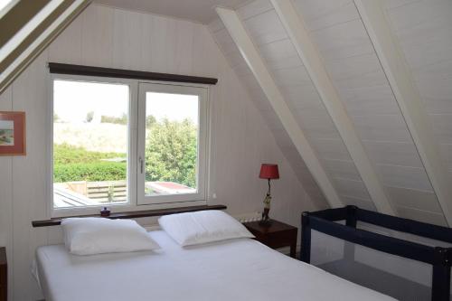 Un pat sau paturi într-o cameră la Strandleven