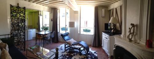 a living room with a couch and a fireplace at Appartement Le Notre Dame in Honfleur