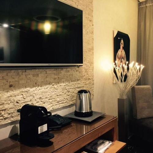 TV a/nebo společenská místnost v ubytování The Seven Hotel