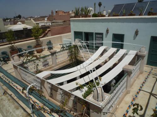 una serie di scale sul lato di un edificio di Riad Azahar a Marrakech