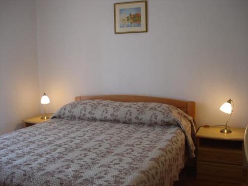 Un pat sau paturi într-o cameră la Apartment Jadranka