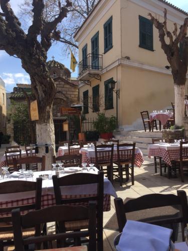 Stylish Athens Apt 10 Minute Walk to Acropolis Museum & Metro