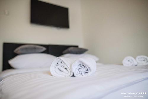 a group of towels sitting on top of a bed at Apartment/Room ''Dalmacija'' SINJ in Sinj