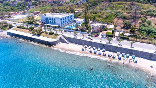 eine Luftansicht auf einen Strand und das Meer in der Unterkunft Hotel Tourist in Cefalú