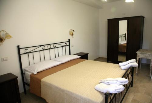 a bedroom with a large bed with towels on it at Fior d'olivo - Villa con piscina privata a pochi minuti dal centro di Sestri Levante, mare e spiaggie in Santo Stefano del Ponte