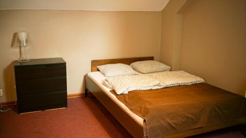 Un pat sau paturi într-o cameră la Apartament Antique
