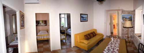 sala de estar con sofá y mesa en Apartments Mia, en Dubrovnik