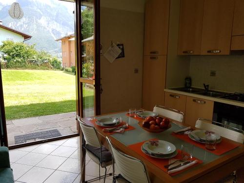 una cocina con una mesa con un bol de fruta. en Appartamento Lago, en Levico Terme