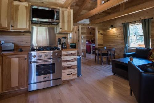 Dapur atau dapur kecil di Boulder Mountain Guest Ranch